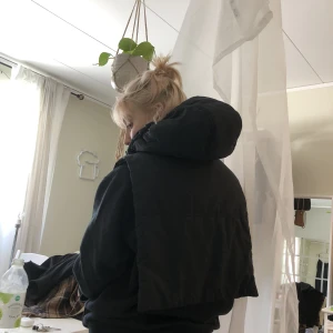 Väst/Jacka - Svart väst/jacka/extern luva från weekday i nyskick.