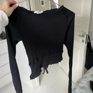 Topp - En svart topp med öppen rygg  från Nakd. Storlek S. Jättefint skick! 