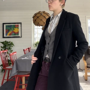 Svart kappa från Zara, M - Säljer min svarta kappa från Zara. Den är i storlek M men tycker att den är lite liten i storleken och just därför jag säljer den, vill ha en lite mer oversized stil då det också blir bekvämare att ha mycket kläder under. Hel och fin, köpt för ca 1000 kr.