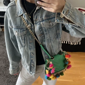 Grön väska  - Skitviktigt unik grön väska! Den har tappat några ”bollar” och är lite smått missfärgad inuti som man kan se på en av bilderna men det är vekrligen ingenting man tänker på! (Man kan även klippa bort alla bollar om man vill det!) 💚