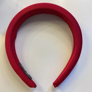 Rött diadem - Säljer detta fina röda diadem, säljer pga att de aldrig har kommit till användning. 19kr+frakt 