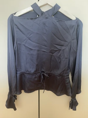 Superfin Marinblå långärmad blouse. - Superfin Marinblå långärmad blouse från na-kd