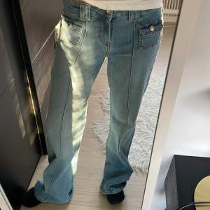 Säljer dessa slutsålda hm jeans, helt oanvända med lapp på. Buda! 🥰