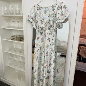 Verkligen världens finaste klänning till sommaren. Säljs då den är för liten, helt ny! Storlek 34. Midi/Maxi längd beroende på hur lång man är 