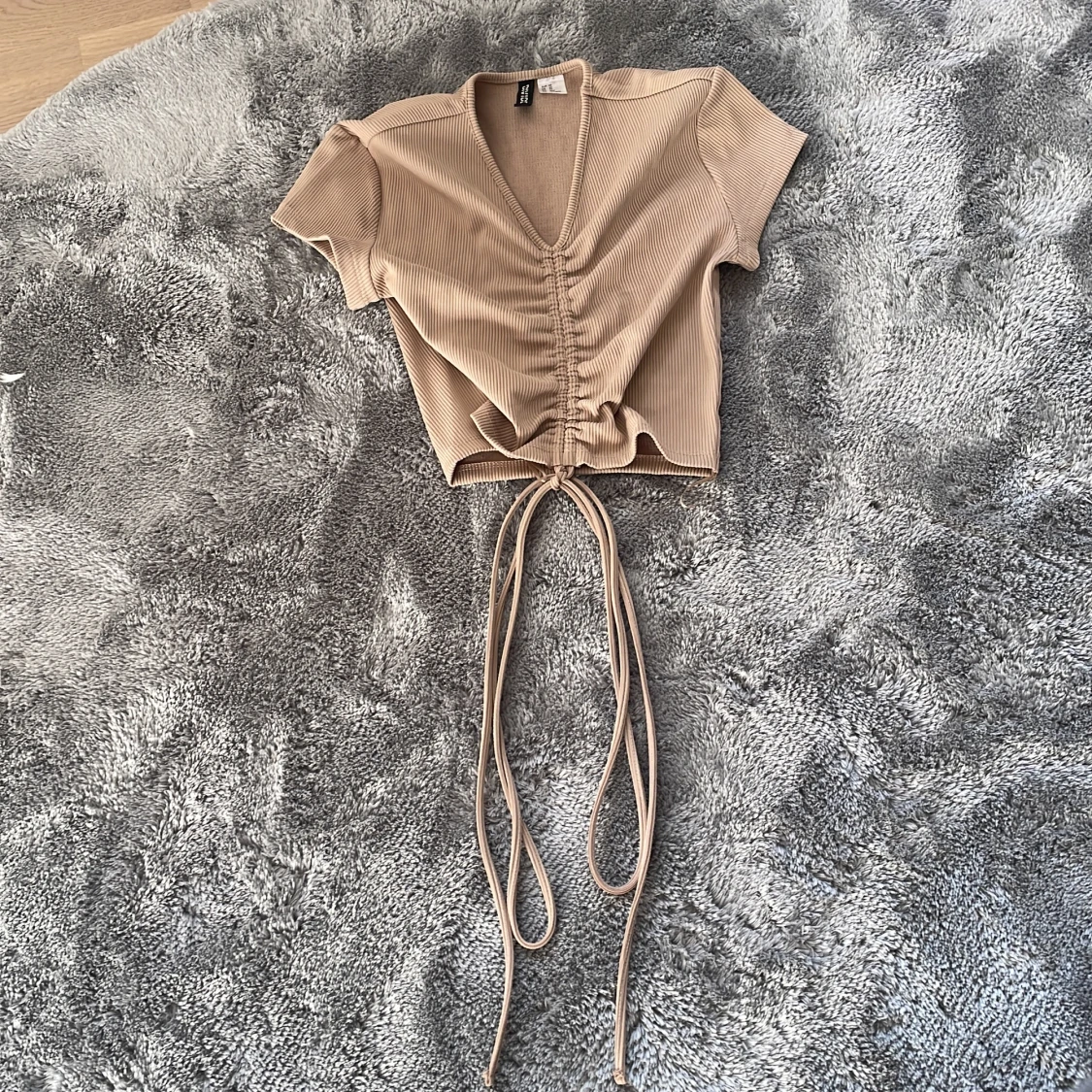 Brun topp med snören