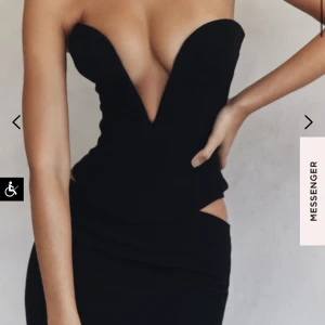 Corsett  - Korsett från House of CB; slutsåld på hemsidan. Köpt för dryga 2000kr. Bästa och mest formgivande korsetten jag testat! Endast använd en gång🤍Väldigt bra kvalitet, inga defekter.    Skriv för mer bilder, ni kan även kolla hemsidan ”black plunge corset”.🤍