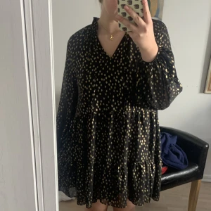 Guld klänning  - Prickig o guldig klänning på hm 🌞