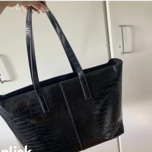 Handväska - Stor och rymlig väska. Säljs då den inte kommer till användning 