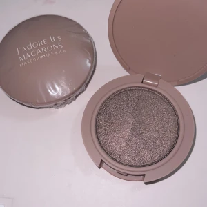 Ögonskugga/glitter - Säljer dess två en är helt oöppnad och den ena är bara swachad.  Skulle säga att färgen är brun med en ton av rosé färg och glittrig.  Väldigt bra pigment! Säljer båda för 59:-  Från makeupmekka