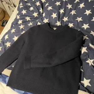Stickad tröja arket - En stickad tröja från arket köpt förra vintern. En av mina gamla favoriter så rätt mycket använd. Egentligen inga skador utan bara flitigt använd. Storlek stor Small. Nypris 1190kr, kan säljas för 350kr.   Hör av er vid intresse!