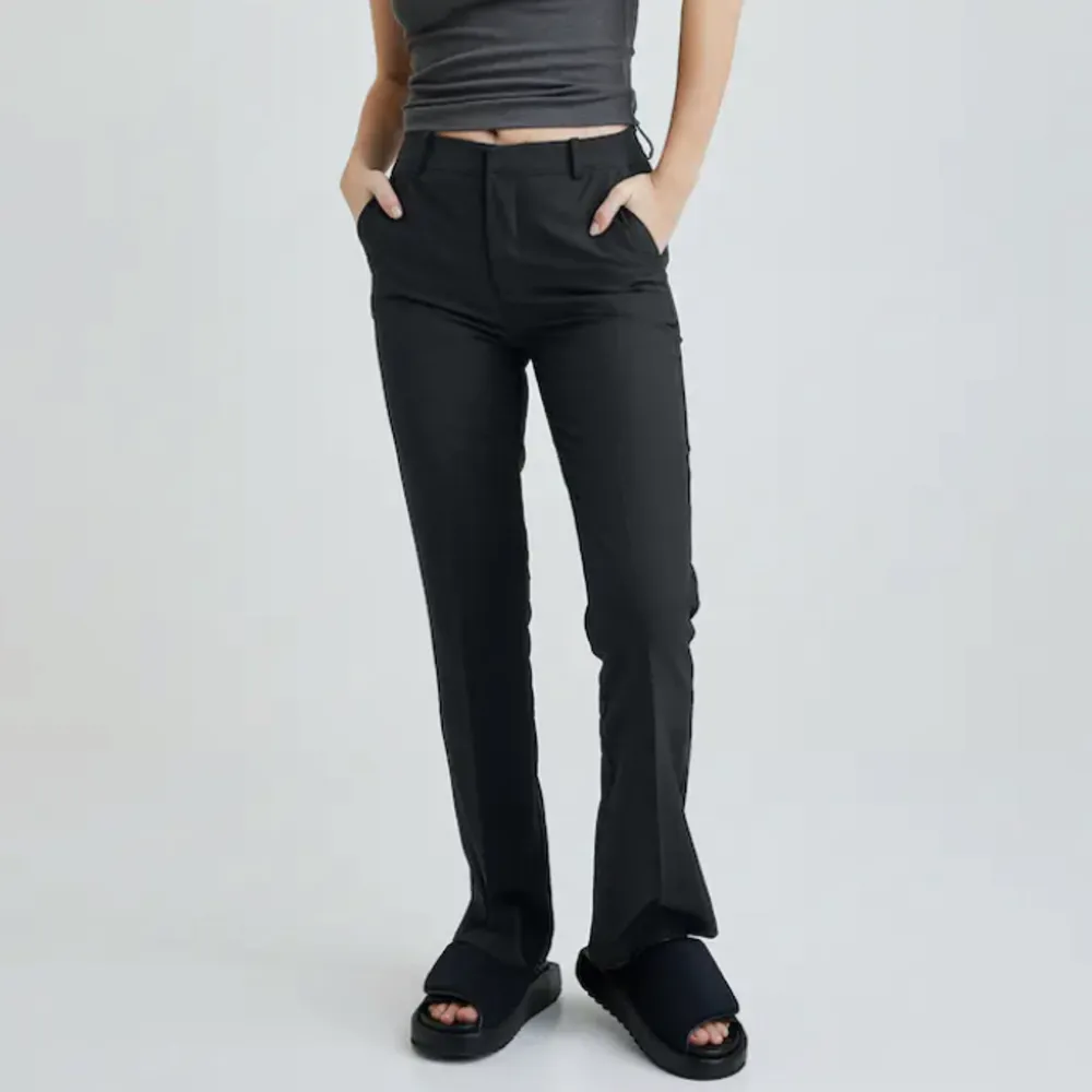  Jättefina kostymbyxor från Bikbok (PW Vilma) säljer för dom har blivit för små🌼 storlek 36! 300kr + frakt. Jeans & Byxor.