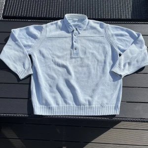 Vintage Gubbtröja - Mycket gammal! Fin färg, fett cozy. Har ett litet hål som visas på tredje bilden, som sitter vid nacken. Annars bra vintage-skick. 💯💗