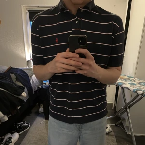 Polo Ralph Lauren Piké - säljer denna supersnygga ralph lauren pikéskjortan! den är i bra skick!!! det är inga flaws!! storlek Xl, passar L