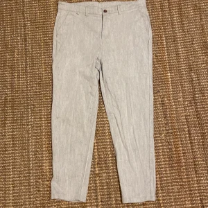 Kostymbyxor  - Gråa sköna kostymbyxor som jag tyvärr inte kan ha för dom är lite för stora i midjan