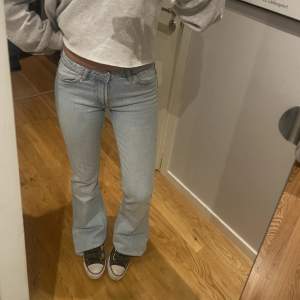 Low waist jeans från Zara. Oanvända. Säljer pga att storleken inte är helt optimal. De är rätt långa (är 163 som referens) men går att klippa😄. Storlek 34 💗💗💗💗💗💗