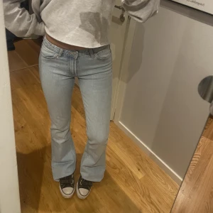 Low waist jeans - Low waist jeans från Zara. Oanvända. Säljer pga att storleken inte är helt optimal. De är rätt långa (är 163 som referens) men går att klippa😄. Storlek 34 💗💗💗💗💗💗