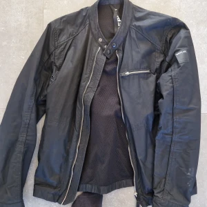 Bikerjacka replay - En bikerjacka av märket replay i storlek M. Obetydligt använd och i perfekt skick.  Nypris var 1800:-