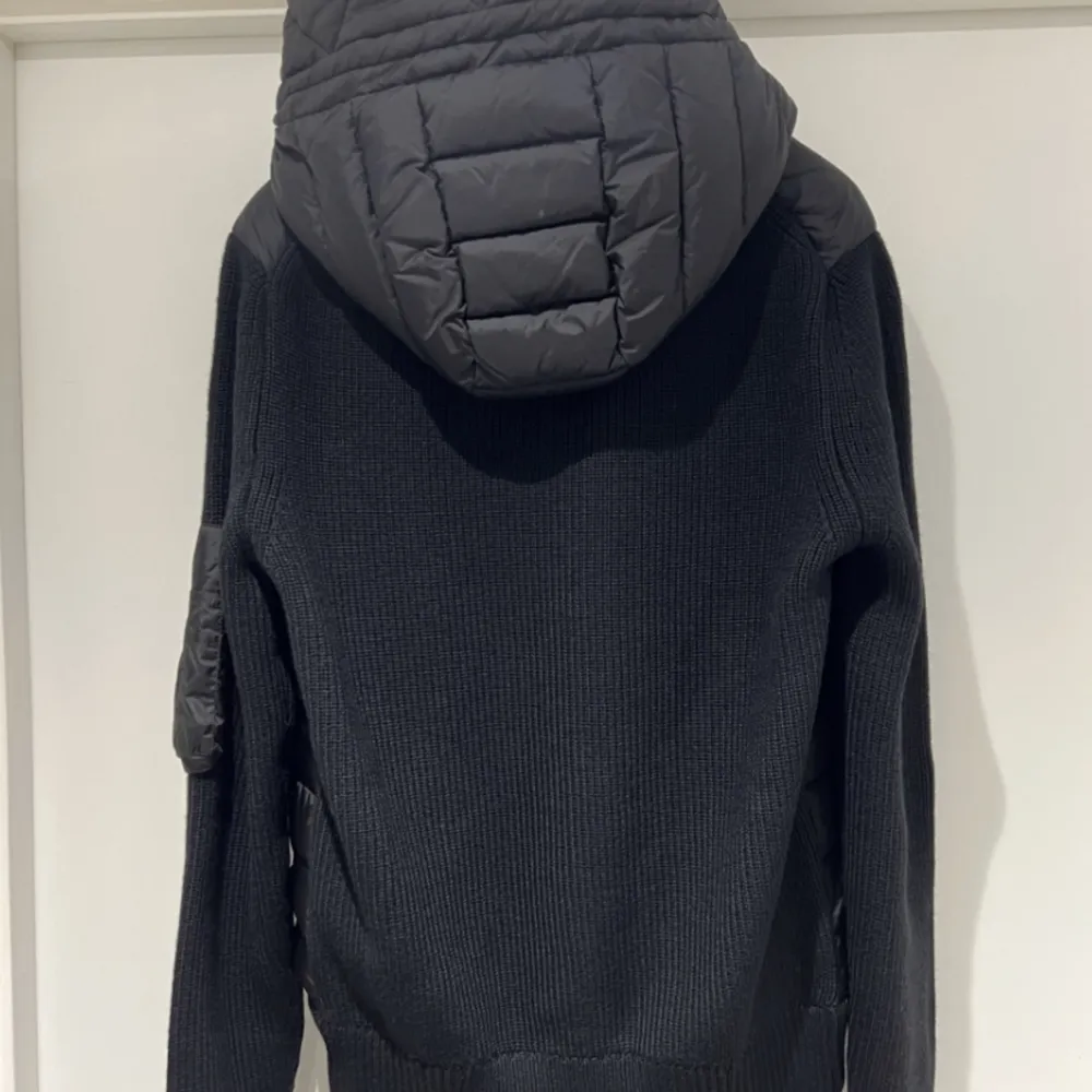 Moncler cardigan i perfekt skick använd fåtal gånger och inga skador. Jackan är i storlek M och den är svart. Vid fler frågor och prisförslag hör av er!👍. Jackor.