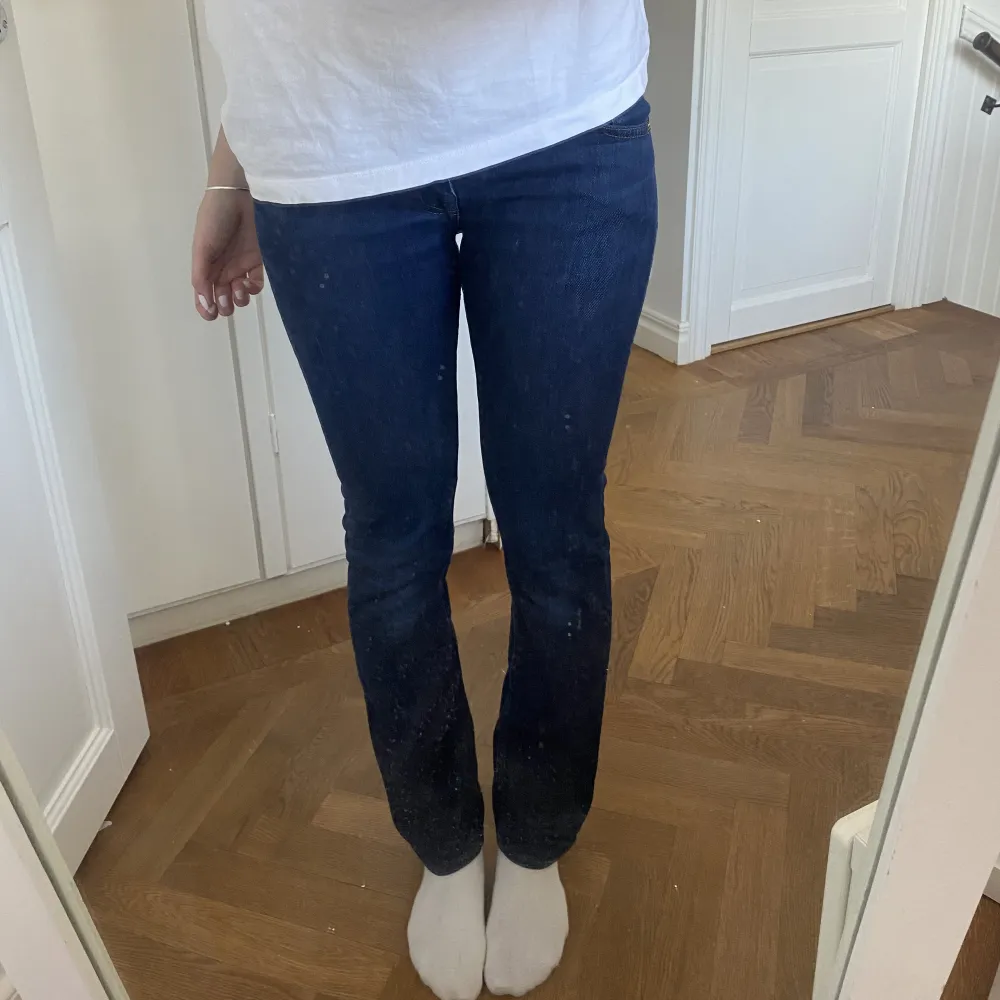 Snygga lågmidjade, mörkblå jeans med raka ben! Älskar dessa men är lite för lång för dem (är 176) :(💕. Jeans & Byxor.