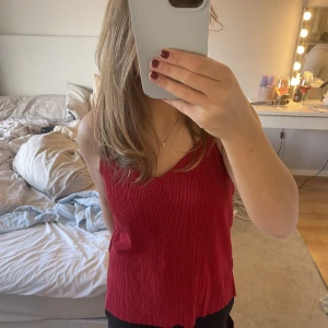 Topp  - Ett jätta fint linne som passar bra till festliga tillfällen❣️