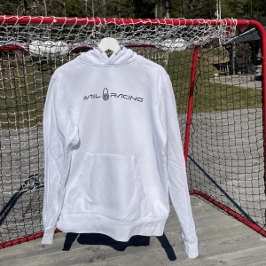 Sail Racing hoodie Herr  - Storlek M
