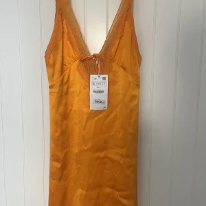Zara klänning - Superfin orange zara klänning som aldrig kommit till användning. Nypris 359kr säljer den för 300🧡.