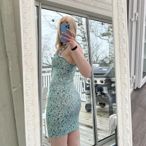 Sommar klänning💕 - Super söt sommar/ midsommar klänning med söta blommor på!! 💕💕💕💕 Betala via Swish,kund står för frakt:) Mötas: Linköping, Motala, Borensberg💕 