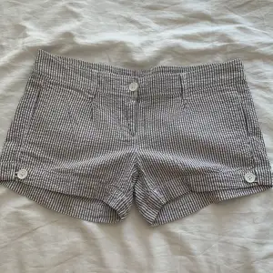 Supergulliga lågmidjade randiga shorts med små knappar, perfekt att båda klä upp och ned!
