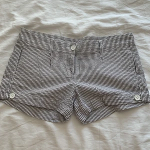 Lågmidjade shorts  - Supergulliga lågmidjade randiga shorts med små knappar, perfekt att båda klä upp och ned!