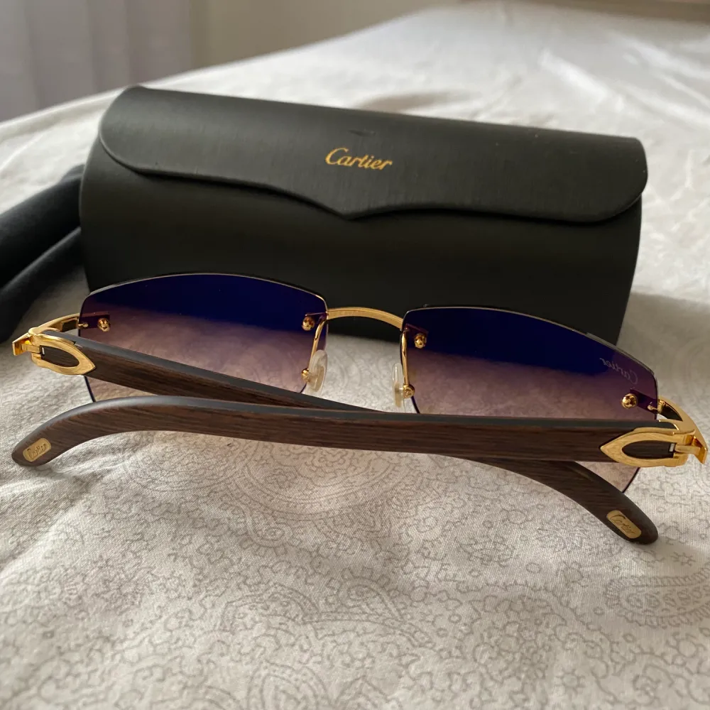 Hej, jag säljer Cartier-glasögon med ljusbruna sollinser och trästam, jag säljer dem för 1300 €, förhandlingsbart Listpris 2500 € Kontakta mig för mer information.. Accessoarer.