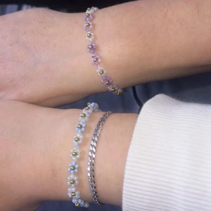 Blomarmband  - Jag säljer Blomarmband!🌸 köp till dig själv, eller till någon som present, eller varför inte ha matchande armband tillsammans? Jag och mamma har matchande på bilden 💙💜 finns även ringar som man kan matcha till 🧚🏼