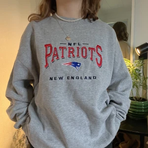 Patriots tröja - Grå crewneck  Patriots  Oversize L Unisex Kvinnlig modell 160cm Manlig modell 195cm Skriv dm för frågor och bilder