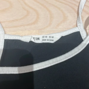 Sommartopp - En bekväm sommartopp från shein. Inte alls tjockt material och är perfekt till sommaren 💗