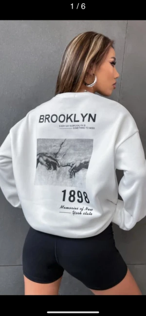 Vit sweatshirt  - Säljer denna snygga sweatshirten då jag råkade beställa två stycken, den har alltså inga defekter då den är helt oanvänd☺️köpte för 149 kr men säljer för 79kr❤️ skriv får fler bilder eller funderingar!