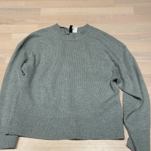 Stickad tröja - En tunnare stickad tröja. Finns i både S och Xs. Den är inte så jätte tjock utan den är mer för om det t.ex blåser ute 💕