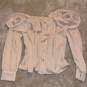 Beige/creme tröja - Använd 1 gång. Strechigt material, offshoulder