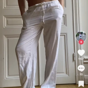 Linnebyxor  - Säljer dessa knappt knappt använda linnebyxor från bikbok i strl S. ¡ Inte mina bilder utan tagna från tiktok ! Hör av er vid intersse eller eventuella frågor❤️vid mycket intresse starta budgivning annars köp direkt för 550+frakt❤️