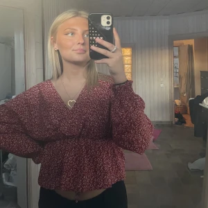 Blus från Shein - En söt blus från Shein! Storlek S, aldrig använd endast testad. Köpte för 149 men säljer för 40kr 🤍