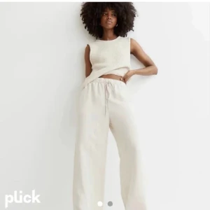 Linnebyxor HM - Säljer dessa supersnygga slutsålda linnebyxor från hm. Beigea, vida i benen, långa och höga i midjan. Säljer då de är för små för mig i midjan. Sparsamt använda. Dock finns ett litet hål i sömnen vid resåren på insidan. Lånade bilder. 