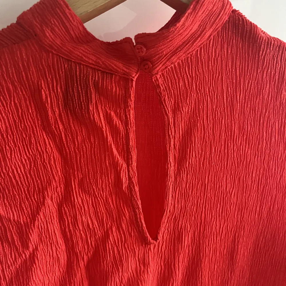 Röd klänning från Lindex. I fint tyg men lite skir. Man behöver någon underklänning eller annat under. Aldrig använd. Storlek XS, men skulle se mer som en S . Klänningar.