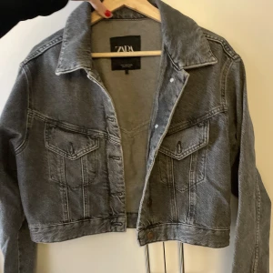 Jeansjacka från Zara-grå - Krage, två sneda framfickor och knappar.