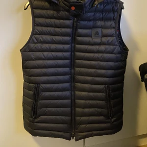 moose knuckles väst herr - Säljer nu min väst för den har blivit för liten . Den är använd ett halv år och köptes från deras hemsida för 4.500. Den har en lagning nere på väster sida av ryggen men som knappts syns. Den har även scanning för mobilen i västen. Skicka för mer bilder. 