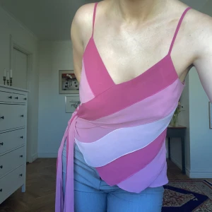 Volangtopp rosa - Volangtopp med knyte vid sidan. Storlek S/M. Ifrån märket BAY. 