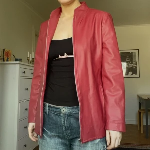 Plommonröd läderjacka lång - Storlek M. Äkta läder. Märke BAY.