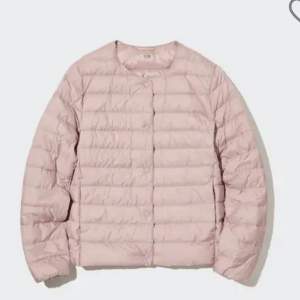 Säljer min uniqlo jacka i färgen rosa eftersom den tyvärr är för liten för mig. Använd ca 2 ggr så i helt nyskick! Skriv vid intresse❤️