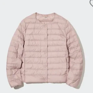 Uniqlo jacka - Säljer min uniqlo jacka i färgen rosa eftersom den tyvärr är för liten för mig. Använd ca 2 ggr så i helt nyskick! Skriv vid intresse❤️