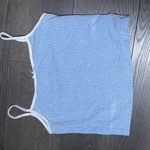 Croppat linne - Croppat linne, blått med vita blommor, superfint till sommaren!