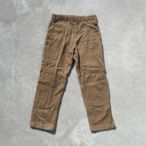 Uniqlo Corduroy Workpants - Uniqlo work pants i Corduroy/ Manchester material. Aldrig användt. Släpper billigare vid snabb affär 