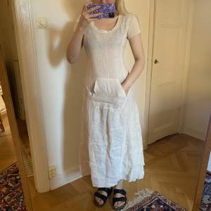 Underbar långklänning i linnetyg, perfekt nu till sommaren! Storlek S, kan mötas upp på Södermalm annars står köparen för frakt👒💖