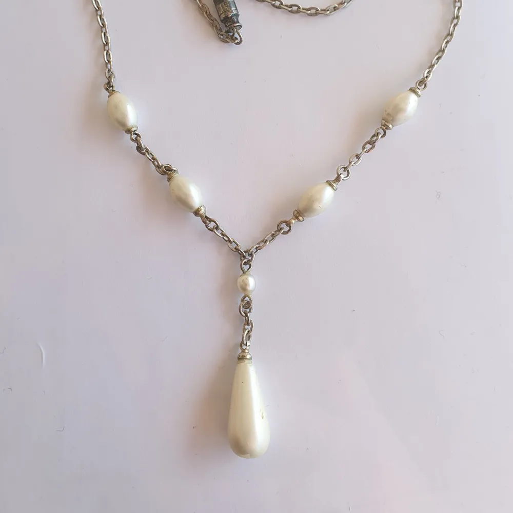 Halsband gjort av kedjor or pärlor, gjort av material köpta secondhand. Pärlorna är inte riktiga!. Accessoarer.